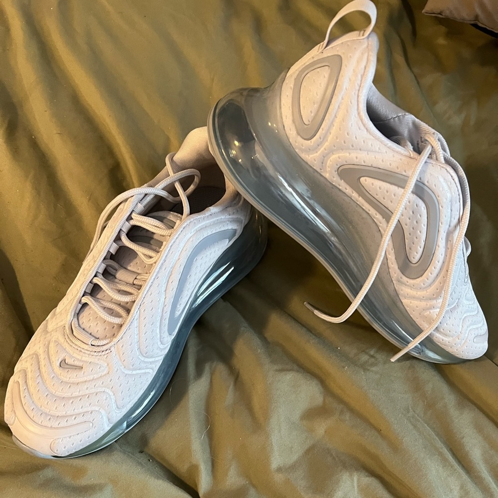 Nike air max 270 white and grey like new woman’s sz 8